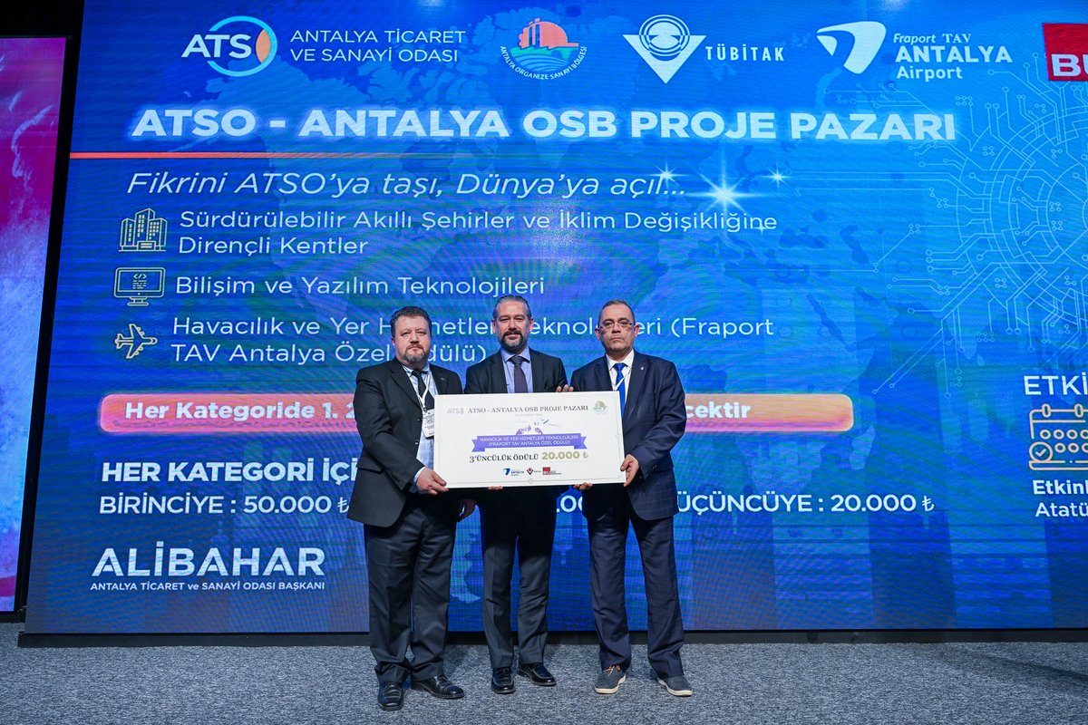 Yönetim Kurulu Üyemiz Hatice Öz ve Fraport TAV Antalya Terminal İşletmeleri A.Ş. Genel Müdürü Deniz Varol, “Havacılık ve Yer Hizmetleri Teknolojileri” kategorisinde ödüle layık görülen isimlere ödüllerini takdim etti. 

🥇Bora Özdemir, Apron Vision Projesi
🥈Özen Özer, Oriana