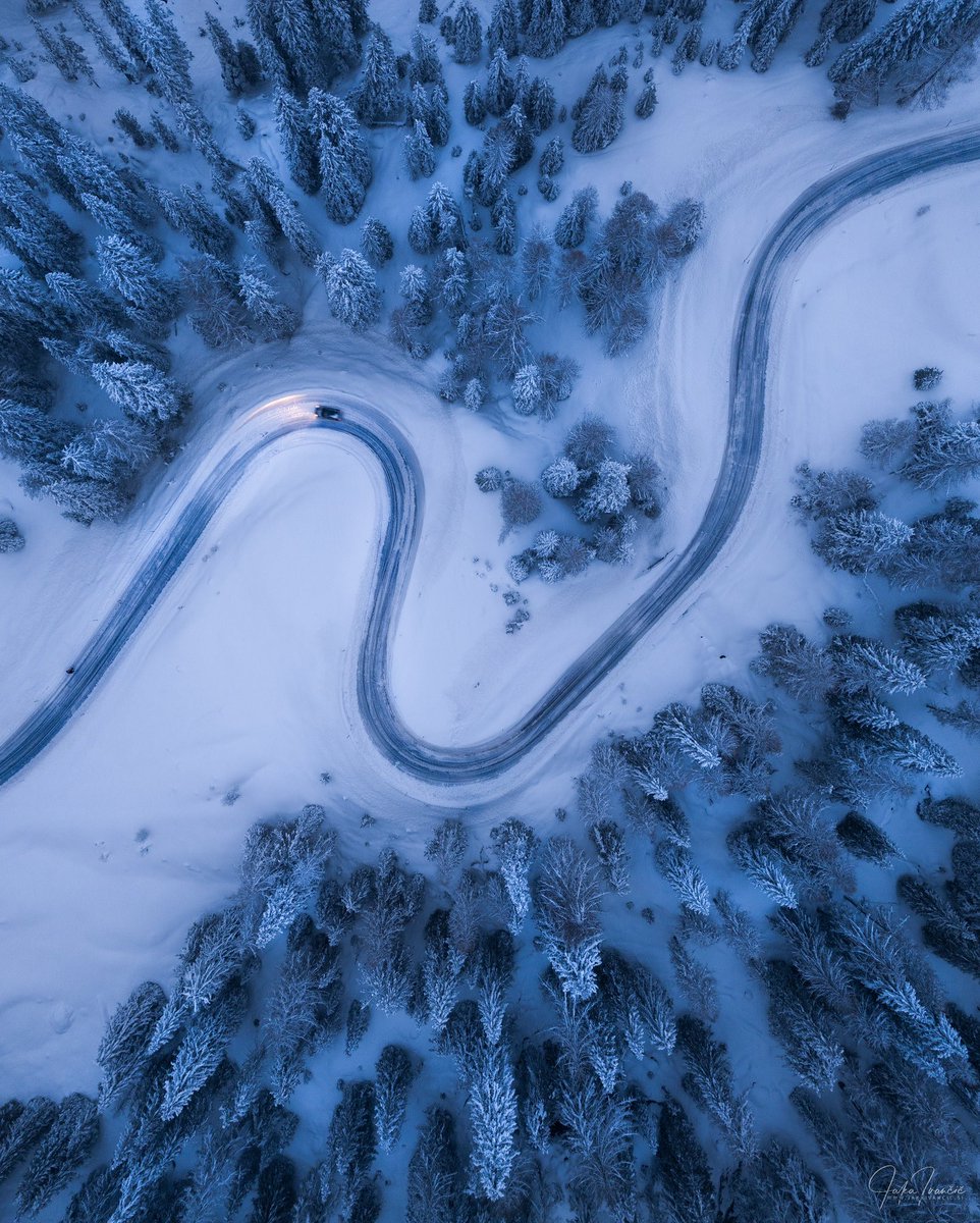 S curve. 💙❄️ #winter #winterroad #car #bluehour #snow #windingroad #passogiau #dolomiti #dolomites #drone #aerial #giaupass #passionedolomiti #dolomitiunesco #unesco #unescoworldheritage #landscape #nature #natgeo #europe #italy #italia