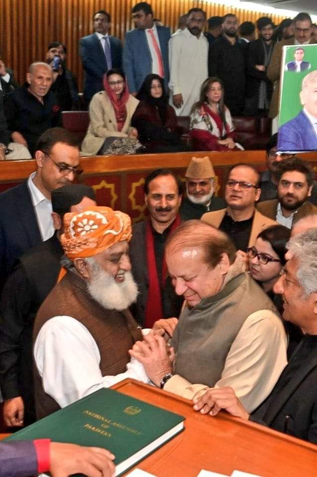 FarhanKVirk's tweet photo. "میاں صاحب آپ کے سارے مخالف آج کل میرے گھٹنوں میں بیٹھے رہتے ہیں" https://t.co/GeGeoGYLOx