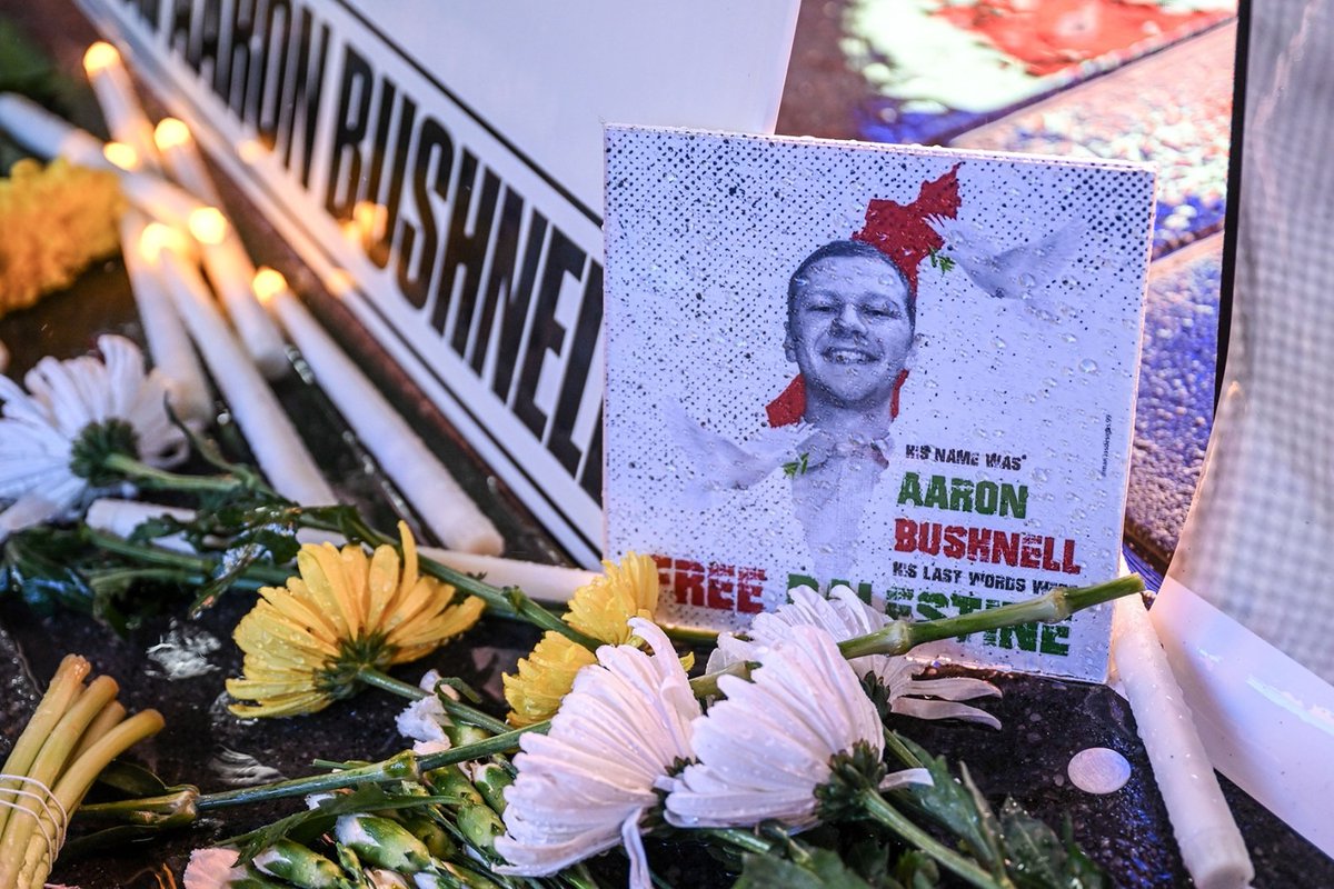 Commentary: There are plenty of media guides and examinations about best practices for reporting graphic content. 

There is nothing about how to navigate the scrambled fog your brain becomes after witnessing a man burn himself alive.

More: rollingstone.com/culture/cultur…