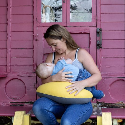 This fabulous feeding pillow with its spring, goldfinch yellow vibes is now reduced by £8 for a limited period 👏👏👏👏👏👏👏Visit hippychick.com to get yours😍😍