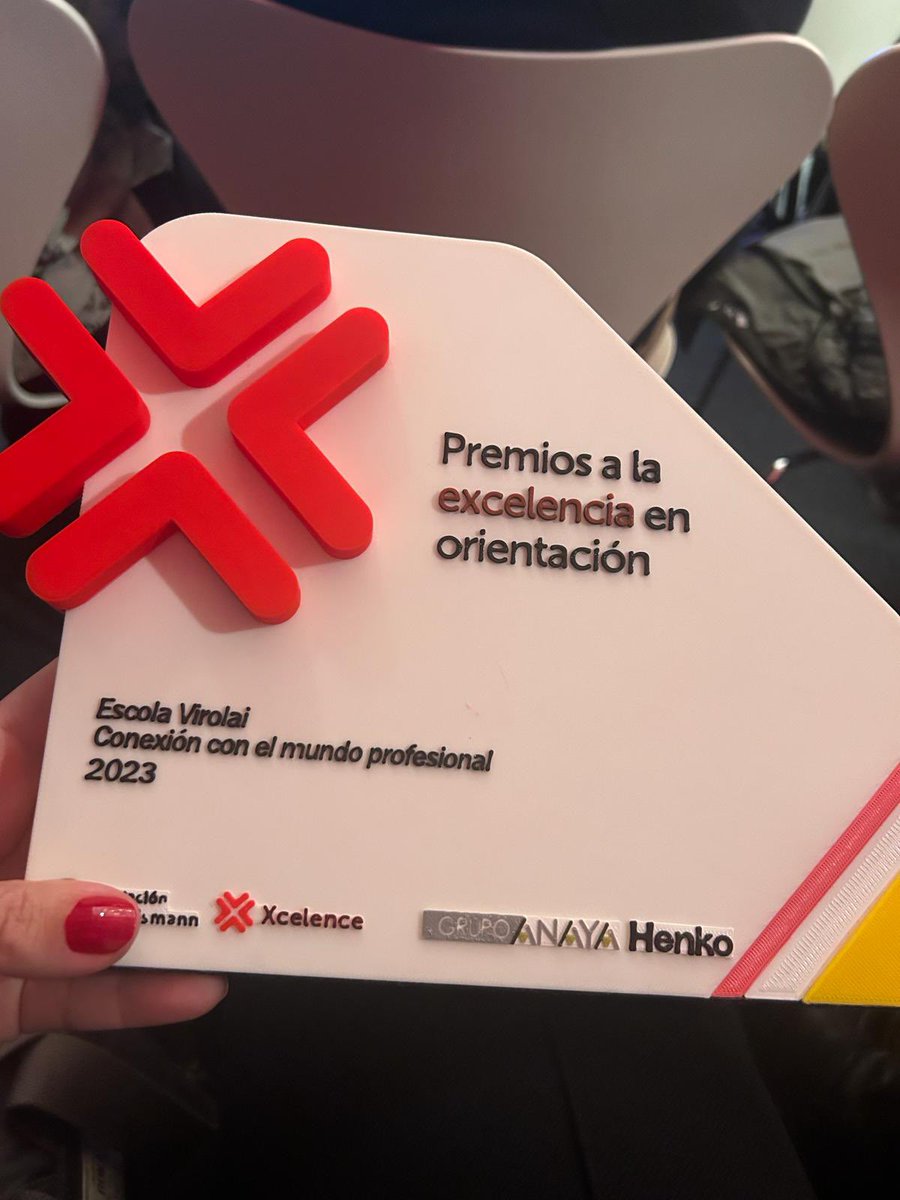 L’<a href="/AlbaPros1/">Alba Pros</a> i l’<a href="/eduardcremades/">Eduard Cremades</a> han viatjat a Madrid per recollir el Premi a l’excel.lència en orientació de <a href="/FBertelsmann/">FundaciónBertelsmann</a>. És per nosaltres tot un orgull aquest reconeixement a la feina d’orientació que fan tutors i equip d’orientació de <a href="/ESO2Virolai/">ESO2Virolai</a>, <a href="/BVirolai/">BATVirolai</a>  i <a href="/fpvirolai/">@FPVirolai</a>