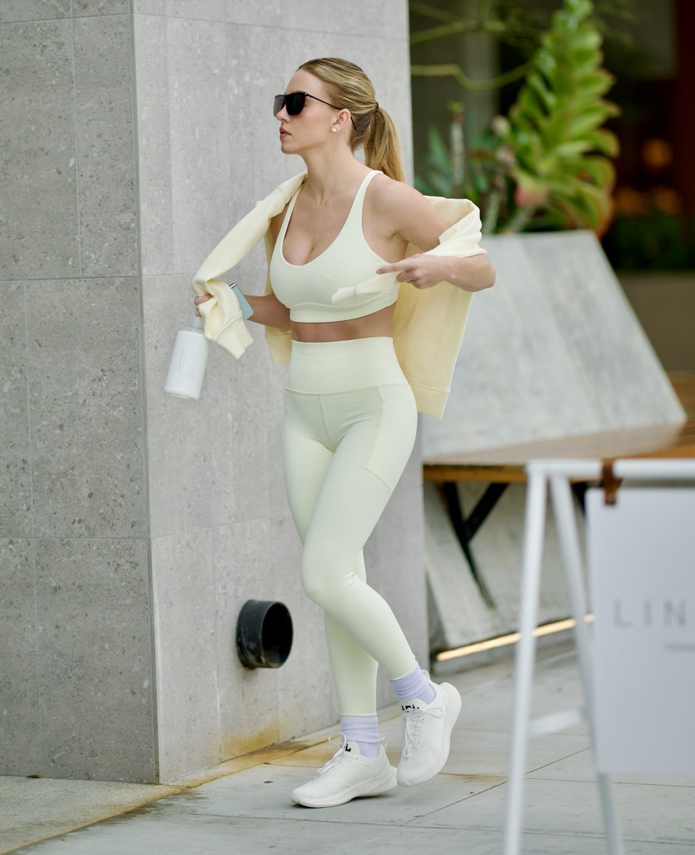 🌟 @sydney_sweeney stepping out in our limited edition Glow drop. 🌟 We've never 👏 ever 👏 been👏 happier👏 Shop her look: athleta.cc/glow
