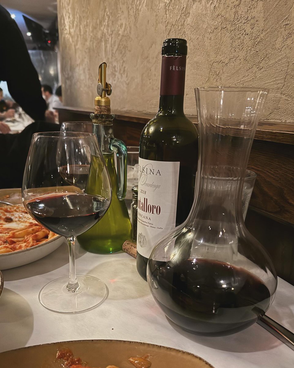 It's practically the weekend. See you for a wine-filled dinner this evening. Cheers to you! 🍷 #volarechicago

📷 - alix.wine