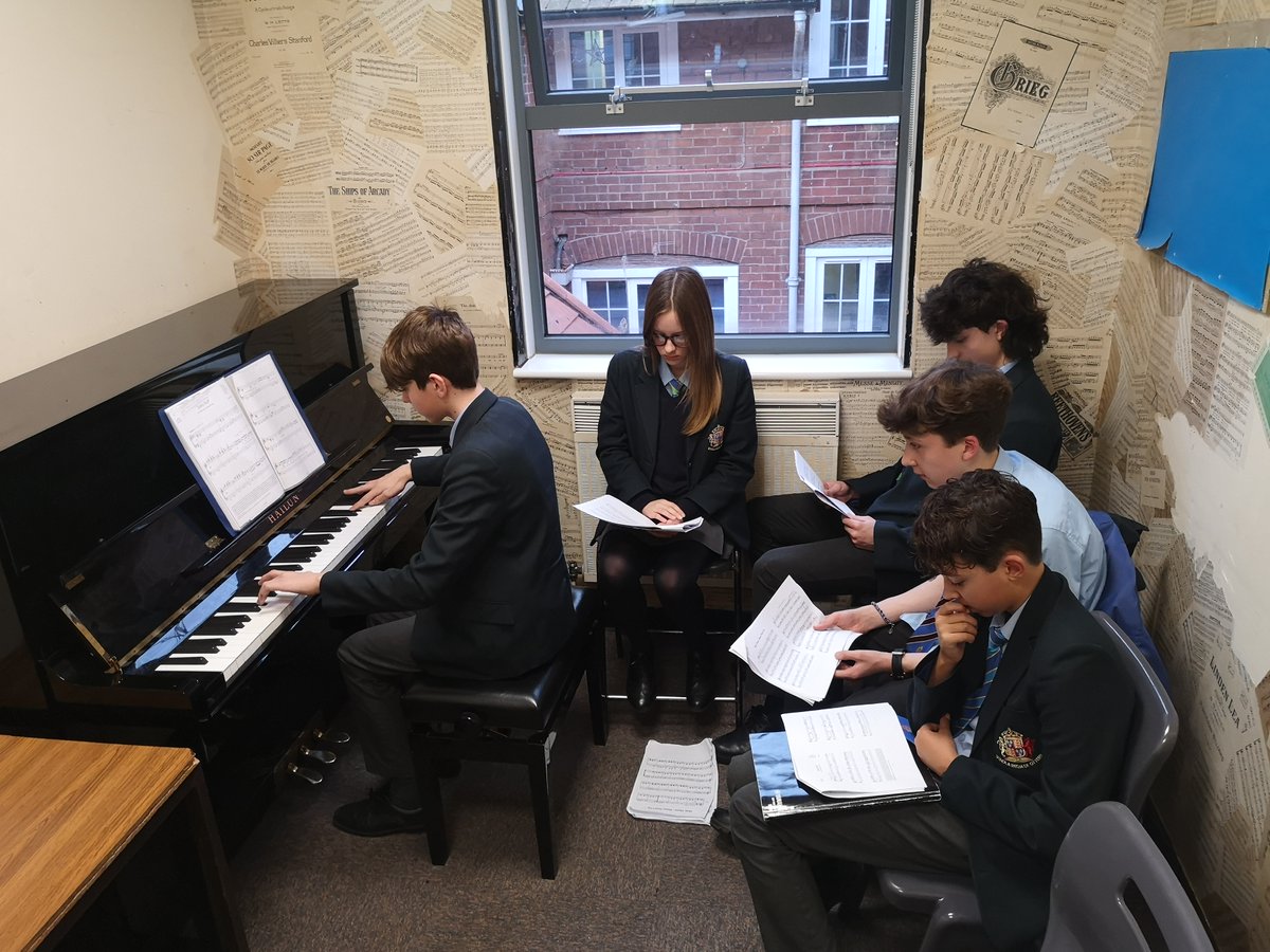 The King's School Expressive Arts Department (@thekingsart1) on Twitter photo Congratulations to these brave pianists who took part in a Piano Man Masterclass recently. These five pianists had to prepare a piece of music to perform to Richard Meyrick from the London-based Piano Studios who gave them some useful feedback to improve #talent <a href="/KingsSchoolOSM/">TheKing'sSchoolOSM</a> Congratulations to these brave pianists who took part in a Piano Man Masterclass recently. These five pianists had to prepare a piece of music to perform to Richard Meyrick from the London-based Piano Studios who gave them some useful feedback to improve #talent <a href="/KingsSchoolOSM/">TheKing'sSchoolOSM</a>