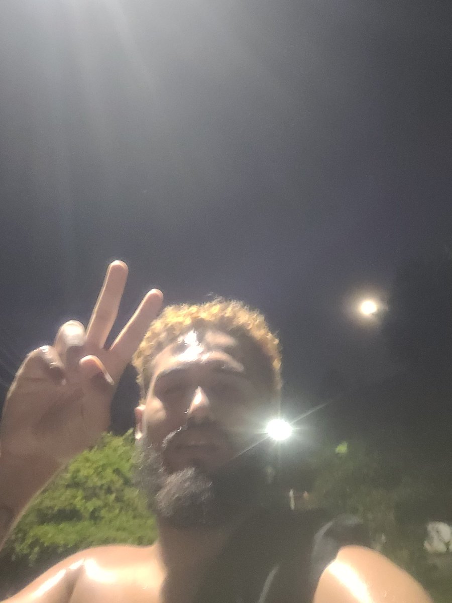 igrvale's tweet image. minha personalidade esse ano é correndo dos problema