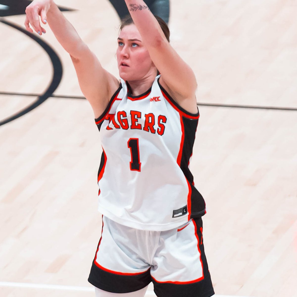 Pacific_Hoops's tweet photo. Thank you Kadie!!🏀

#1 Kadie Deaton, Wausau, Wis.

Major: Health and Exercise Science

Plans after graduation:
Would like to travel and explore the world.

#PacificProud #SeniorSpotlight #WCCHoops https://t.co/PJpBVOBfU3