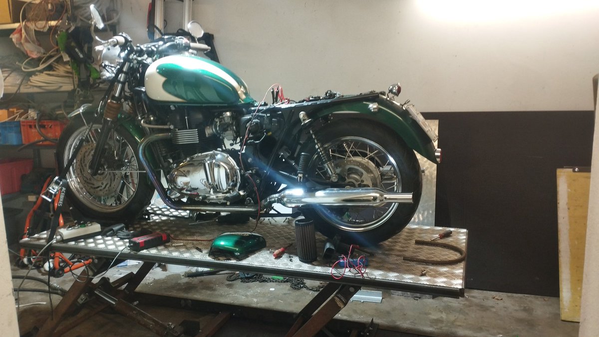 Erste Aktion auf meiner selbstgebauten hebebühne für Motorräder die Bonnie muss für die Saison fit gemacht werden 🥰