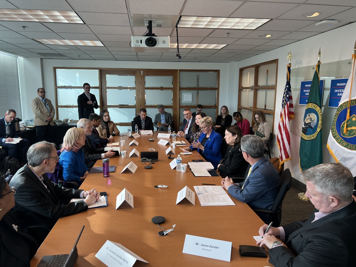 I joined @SecGranholm, @SenatorCantwell, and other leaders for an #AI summit at @PNNLab’s Seattle office. It was a great discussion focused on how U.S. public-private partnerships around AI can accelerate and scale solutions to address global energy and climate challenges.