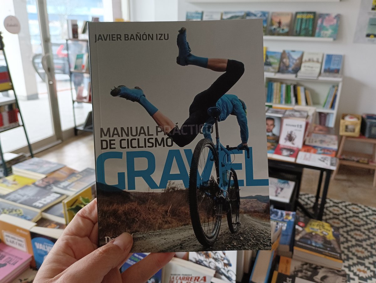 ¡Vaya dos novedades graveleras que nos han llegado!
Por un lado, 'Manual práctico de ciclismo gravel' de <a href="/javibaiz/">jAVIER bAÑÓN iZU</a> enfocado para principiantes, pero también hay mucha información que apreciarán incluso los graveleros más experimentados.
librosderuta.com/rutas_en_bici/…