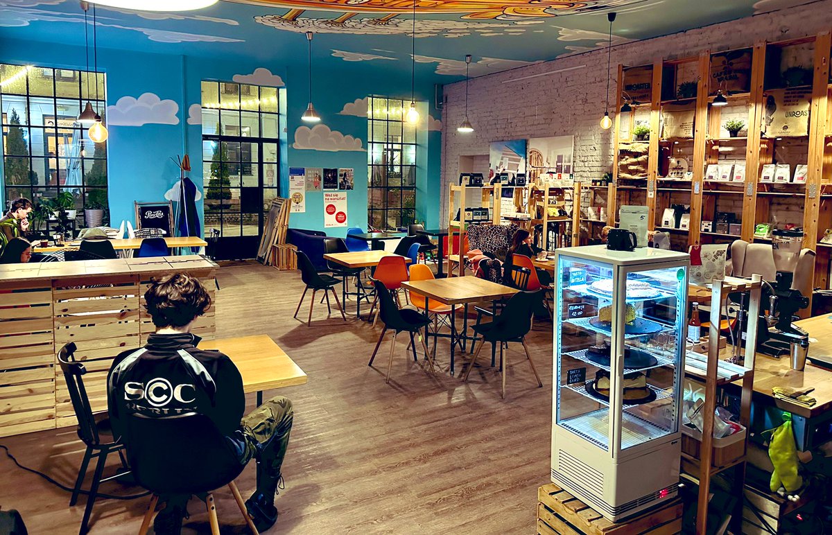 albertoz1st's tweet photo. W oczekiwaniu na nadchodzące Black Celebration w kawiarni Hot Air Cafe w Łodzi przy ul. Piotrkowskiej 217. Jak zawsze niezawodnie świetna kawa (polecam set 3 do degustacji) i słodkie. Nie spotkałem znanych twarzy, ale i tak jest miło bo z Anią. 
#wpogonizakawą #chasingcoffee https://t.co/13VTN06MEJ