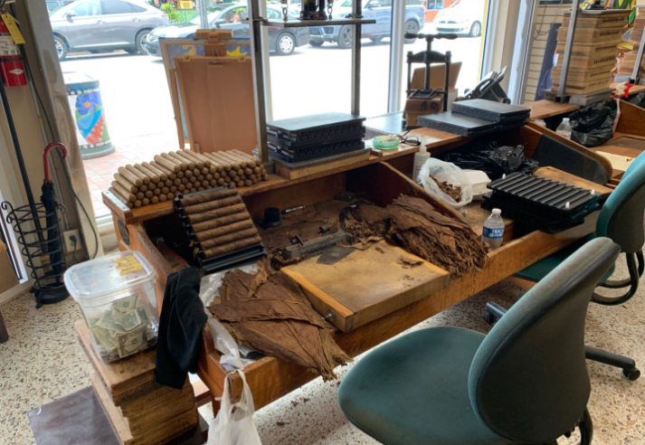 Haha, I accidentally discovered a handmade cigar making workshop. Maybe I can customize some as gifts.