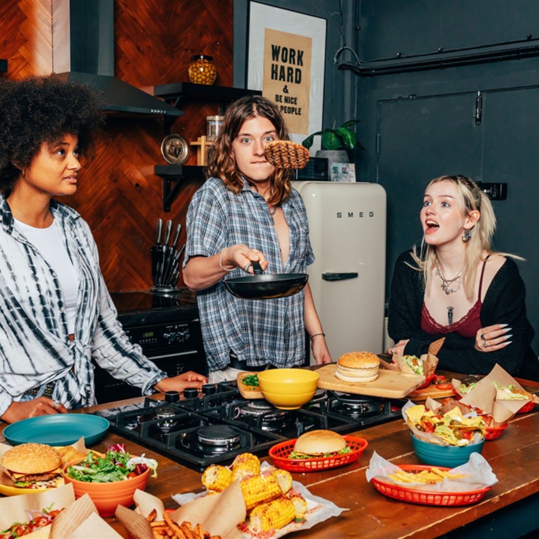 RustlersOnline's tweet photo. Burger flip level: Expert! 🍔💫 

Who needs a spatula when you've got skills like this? 😎🔥 

#BurgerBoss #PanParty #Rustlers #BigNightIn https://t.co/sqFNdSyPam