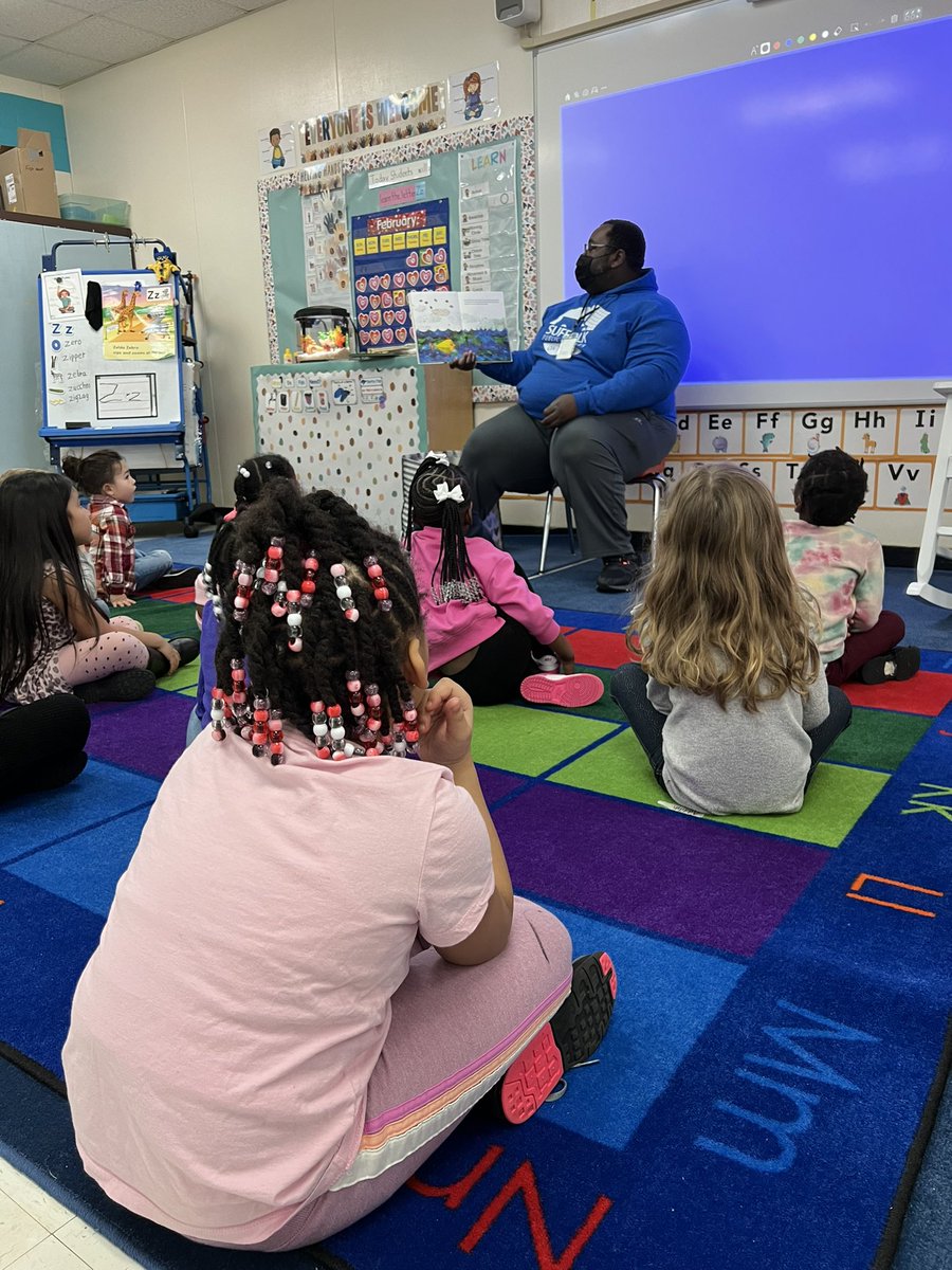 We had a wonderful time with the Suffolk Public Library today @NPESbraves3012! We heard the story The Tiny Seed by Eric Carle. #spscreatesachievers #spsearlychildhood @DrJanetWright @RobertCasteen @StaciePrine