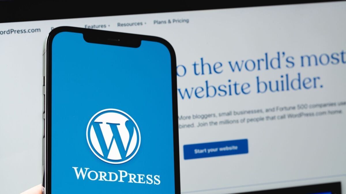 lifehacker's tweet photo. The parent company of WordPress and Tumblr, Automattic, is planning to sell user data to AI companies like Midjourney and OpenAI. There will be an opt-out option coming soon, but it's not a perfect solution.
Link:
https://t.co/OCPGqPnsGL https://t.co/2IMYtTT7v8