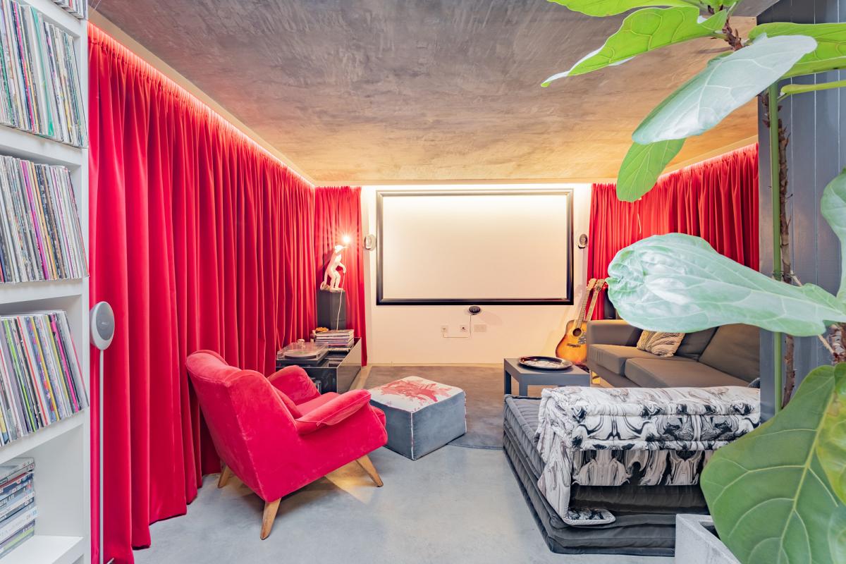 Situated in the heart of #Islington, a beautifully renovated Georgian #shortlet with floor-to-ceiling windows, a charming rear patio and home cinema converted from a vault 🎥 🛏️ 3 bedrooms 💷 £8,500 per month 📍 Islington, N1 🔗 l8r.it/W2Cn