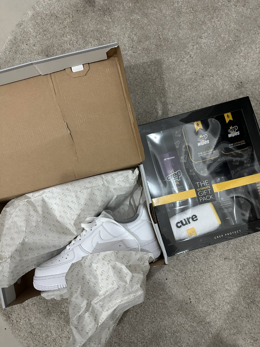 Chant_ella's tweet photo. On my 2nd date, I wore my white AF1s and my date commented that they need to be cleaned 😂.  Two weeks later he bought me a new pair and a cleaning kit 😂😂 https://t.co/ODyC12p540