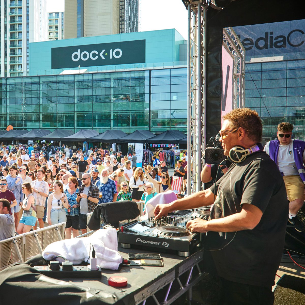 Carousel tweet media