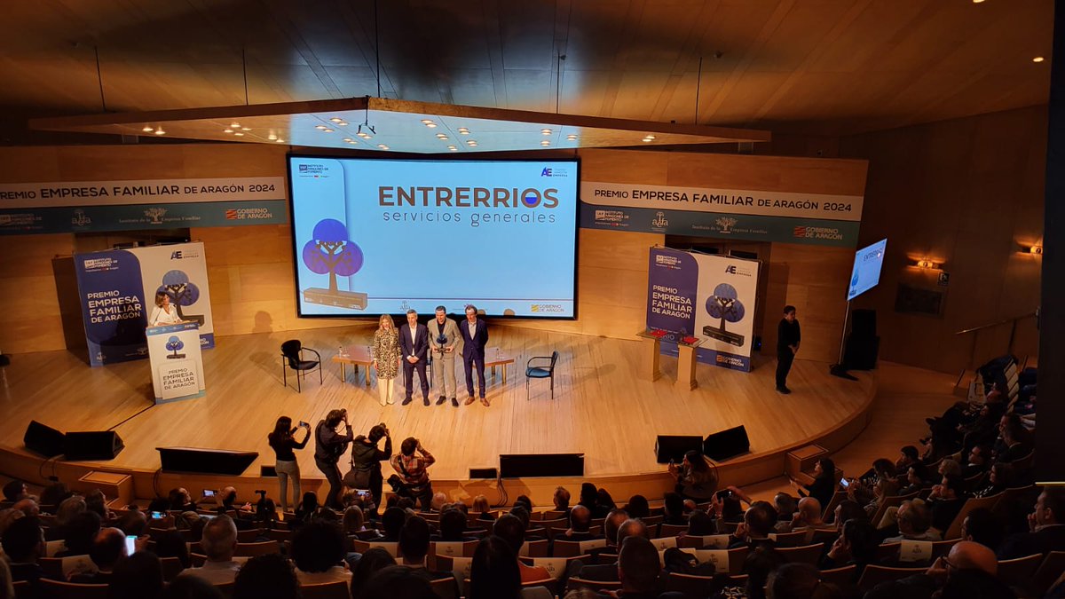 <a href="/rafjuan/">Rafael Juan</a> <a href="/vickyfoods/">Vicky Foods</a> <a href="/LHMenendez/">Luis H. Menéndez</a> 🏅 En la categoría de ‘Pequeña empresa’, ha resultado vencedora Entrerrios, especializada en servicios integrales para la industria y con 29 años de trayectoria.

Recogen el galardón los hermanos Roberto y Jorge Iglesias, managing director y director técnico respectivamente.