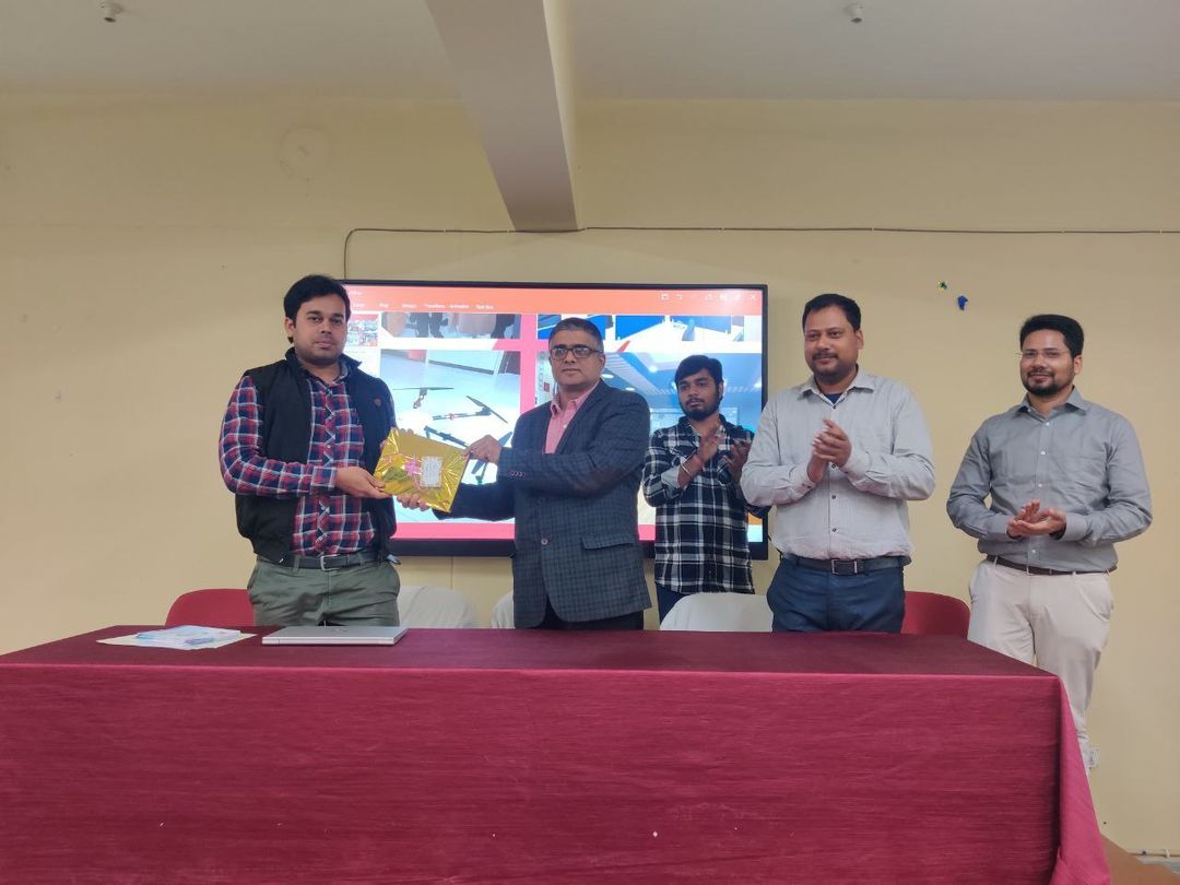 Our respected principal sir welcomed the esteemed guest and also presented him the gift. #startup #startupbihar #startupbusiness #startupideas #StartUpPolicy #startupidea #StartUpPolicy