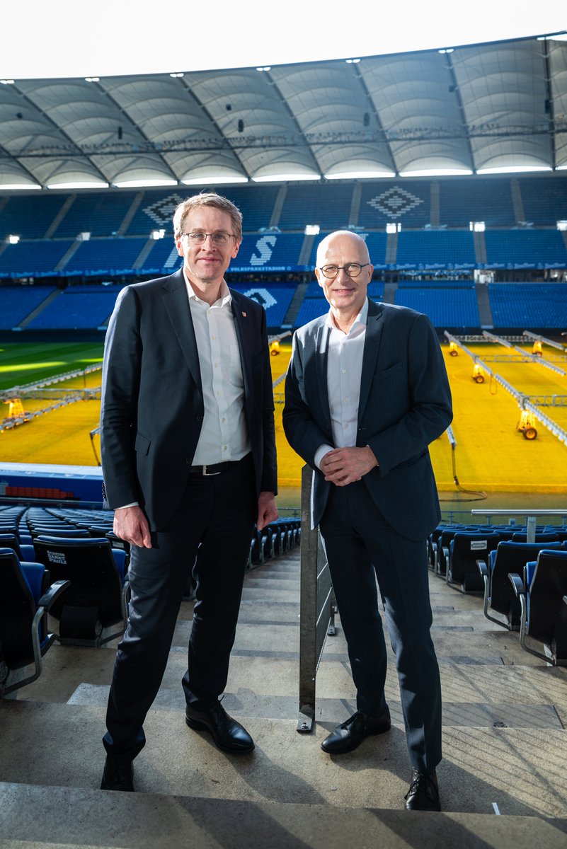 Am 20. April spielen der @HSV & @Holstein_Kiel im Volkspark um wichtige Punkte. Ministerpräsident Daniel Günther ist schon nervös und hat sich heute erstmal den Rasen angesehen 😉. Wir freuen uns jedenfalls auf ein spannendes Spiel, und ich hoffe auf drei Punkte für Hamburg. 👍