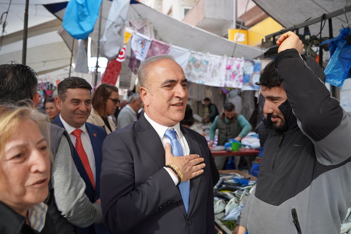 Gazi Mahallemizde kurulan Perşembe pazarında, pazar esnafımız ve vatandaşlarımızla bir araya geldik. Ülkemizde yükselen yoksulluk ve pahalılığa karşı Sultangazi’mizde hem esnafımızın hem de vatandaşlarımızın hakkını koruyacağız. Hiçbir komşumuz kendisini yalnız hissetmeyecek.