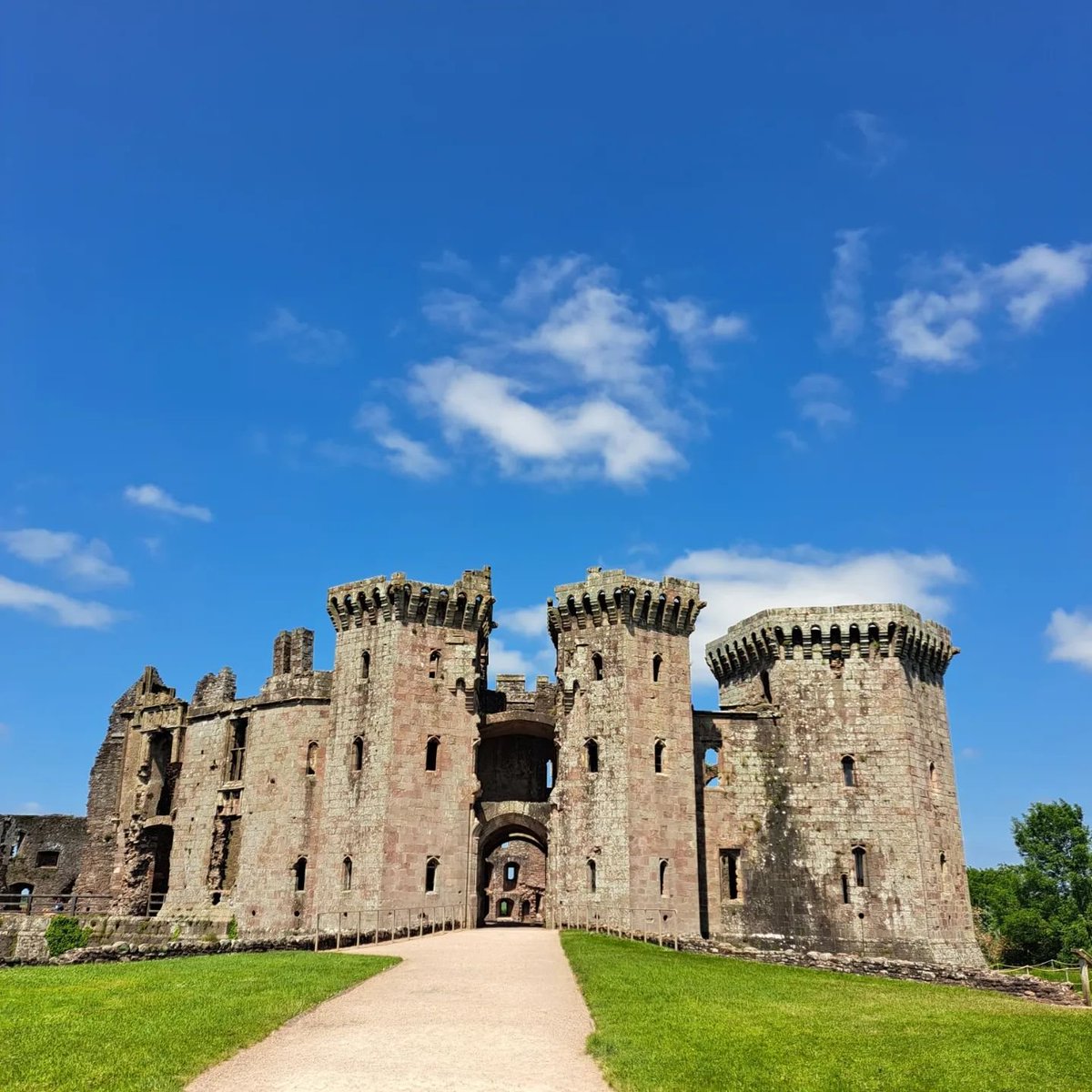 Enjoy FREE entry to Cadw sites across Monmouthshire tomorrow (1st March) to celebrate St. David's Day. That's free entry to Raglan Castle, Tintern Abbey and Chepstow Castle!

They're open 9.30 - 5 so you could even squeeze in all three! 

#stdavidsday #lovemonmouthshire