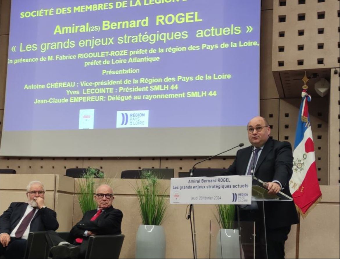 Ravi d'accueillir avec @laurentdejoie, au nom de @C_MORANCAIS, l'Amiral Bernard Rogel, à l'occasion de sa conférence sur 'Les grands enjeux stratégiques actuels' 🙏🏼 Un merci particulier à la @smlh44 pour l'organisation de ce temps d'échange passionnant !