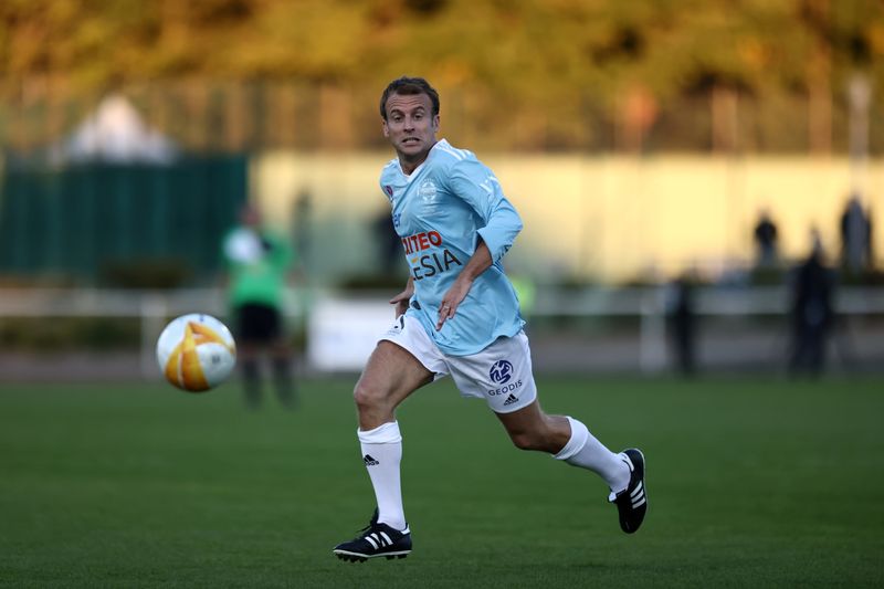 CerfiaFR's tweet photo. 🇫🇷⚽️ INSOLITE | Emmanuel #Macron devrait jouer un match de foot caritatif avec le @VarietesCF avant les #JO2024. #EM7 https://t.co/P5sQM9qPwG