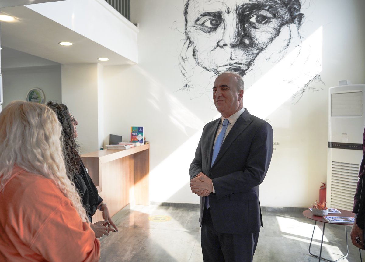 Bugün 75. Yıl Mahallemizde bulunan esnaflarımızı ziyaret ettik. Hep birlikte kalkınmış ve refaha ulaşmış bir Sultangazi’yi kurmak için 31 Mart’a kadar girilmedik sokak, çalınmadık kapı bırakmayacağız. İstanbul başardı, yine başaracak! #SultangaziNefesAlacak #TamYolİleri