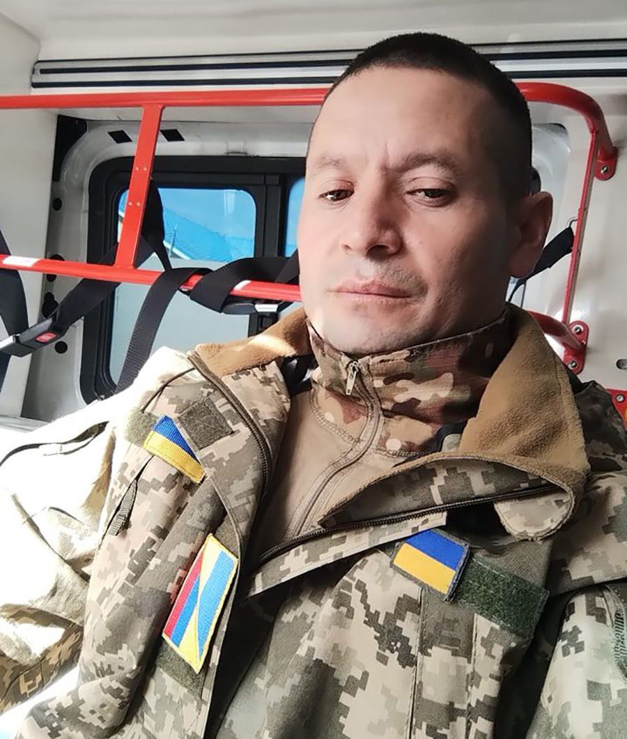 ilpolitico_web's tweet photo. 🇺🇦🇨🇴 Mercenari provenienti dalla #Colombia denunciano il trattamento inumano che ricevono dall'esercito ucraino.

🔴 "Viviamo in case senza bagno, né doccia, né cucina, né acqua. 

🔴 Mangiamo due volte al giorno. È sempre lo stesso: zuppa a pranzo, pollo a cena.

🔴 I feriti vengono rimandati al fronte prima di essere curati.

🔴 Il governo Zelensky non risarcisce e neppure aiuta a rimpatriare i corpi degli stranieri: i parenti devono trovare il modo di trasportare i corpi dei morti.

🔴 Alcuni mercenari che speravano di arricchirsi combattendo con l'esercito ucraino terminano più poveri”.