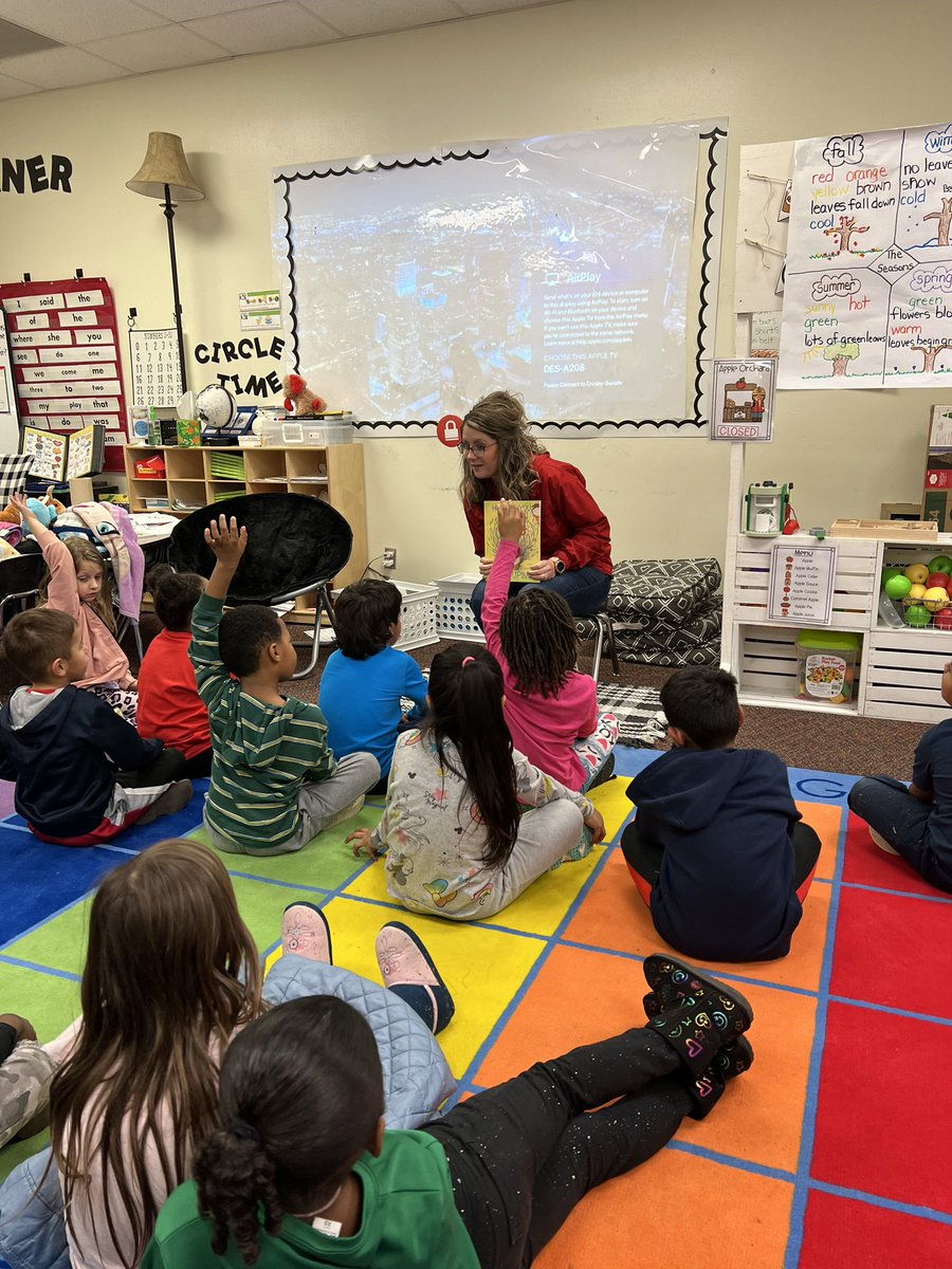 JulieMeranda's tweet photo. AP Ms. Rogers read to my babies today! @CrosbyISD @CharlesRDrewES #ReadAcrossAmerica #kindergarten @tarabrogers https://t.co/4srt1MsfdJ