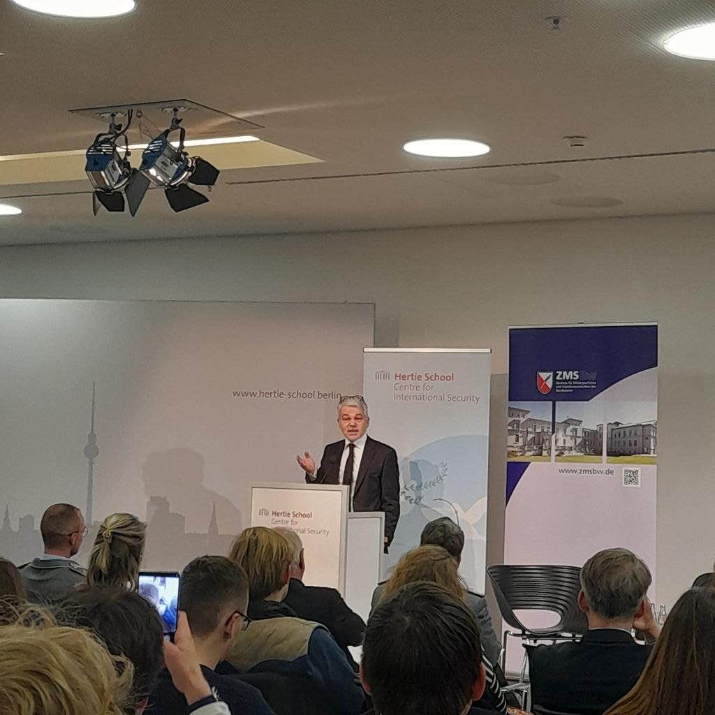 Great, moderate realist speech by @CarloMasala1 on scenarios for #Europe security architecture at @thehertieschool : Russia wins war in #Ukraine? #Trump wins elections? #EU elections results? Amyway, need to contain #Russia neoimperial ambitions. @HannaOjanen @Ce_Moll @ClaudMajor