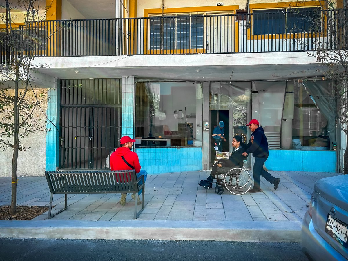 ¿Alguna vez te has puesto a pensar lo que implica para un ciudadano con una discapacidad salir a la calle? 👨‍🦽 

Estas obras generaron un costo político, por lo cual muchos políticos les sacaron la vuelta. 

Aquí no, nos eligieron para hacer lo correcto, no lo popular. Nos