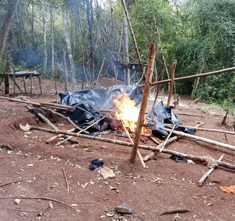 AmazonasBa36499's tweet photo. #ATENCION Destruido Campamento de minería ilegal, en el sector El Encanto del Estado Bolívar, saldo de 16 viviendas y depósitos improvisados, así como material logístico. La #FANB no descansará hasta exterminar al individuo depredador del territorio 🇻🇪
#venezuelaconservacionista https://t.co/NMqpykFmZP