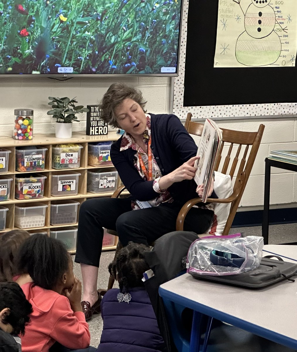 Thank you to Patti Naisbitt <a href="/WoodridgePL/">Woodridge Library</a> for reading to our <a href="/WmFMurphy68/">WilliamFMurphySchool</a> Second Grade Class! <a href="/Woodridge68/">Woodridge Dist 68</a>