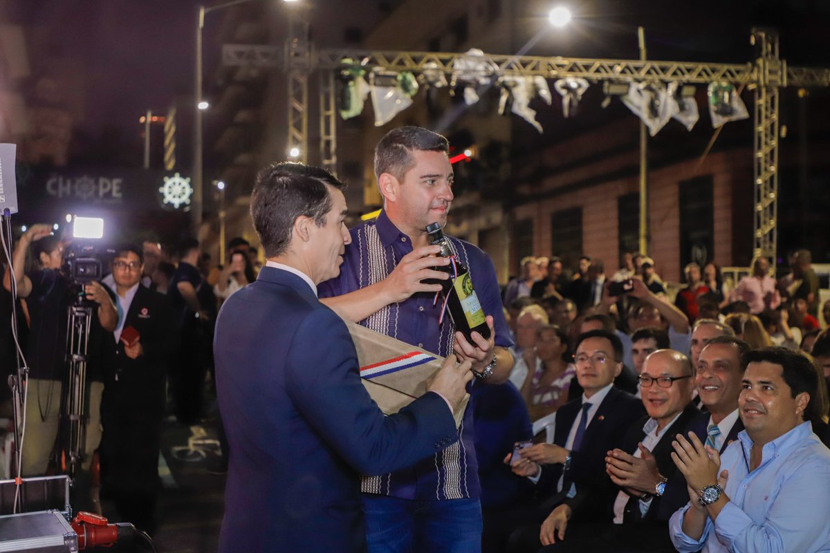 InfoANRpy's tweet image. Inolvidable lanzamiento de la Edición "Mariscal-Añejo 20 años" en @Capasapy con presencia del Vicepresidente @AllianaPedro, la Dip Fabiana Souto, el director de la EBY @Luisbenitez_py, el Pdte #Capasa @joselo_Ocampos.

🍾Presentación de las nuevas etiquetas de Caña #Aristócrata.