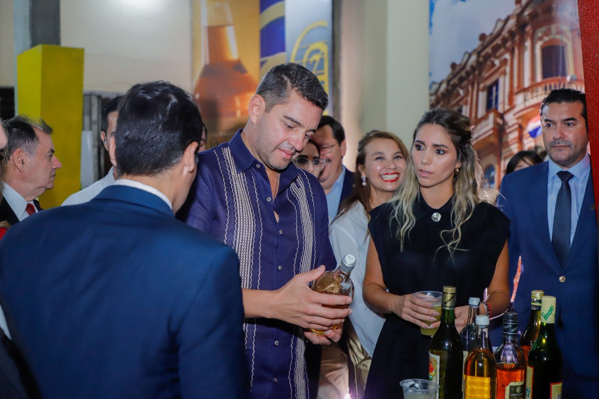 InfoANRpy's tweet image. Inolvidable lanzamiento de la Edición "Mariscal-Añejo 20 años" en @Capasapy con presencia del Vicepresidente @AllianaPedro, la Dip Fabiana Souto, el director de la EBY @Luisbenitez_py, el Pdte #Capasa @joselo_Ocampos.

🍾Presentación de las nuevas etiquetas de Caña #Aristócrata.