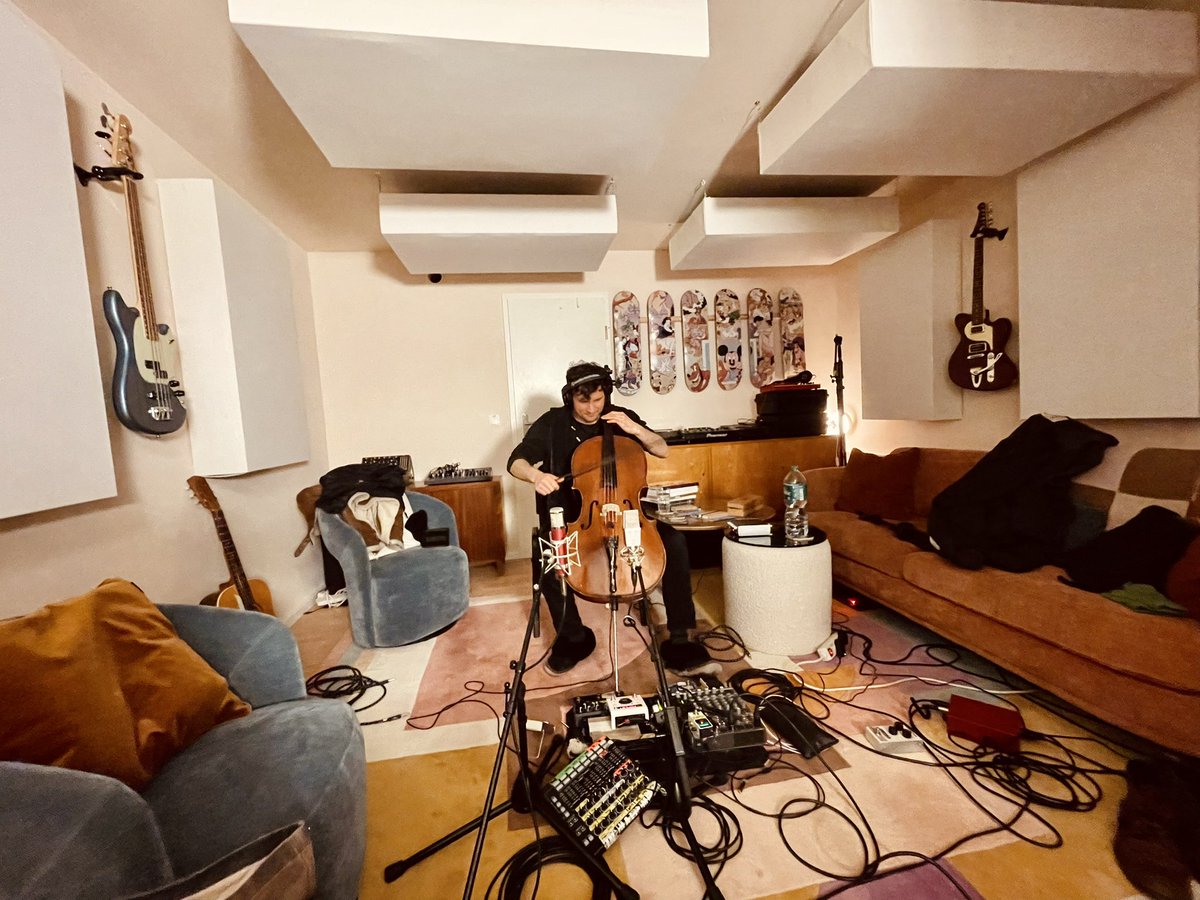 Berlin cello &amp; pedals sessions with Philipp Johann Thimm bringing a score to life 🔥💙🎶