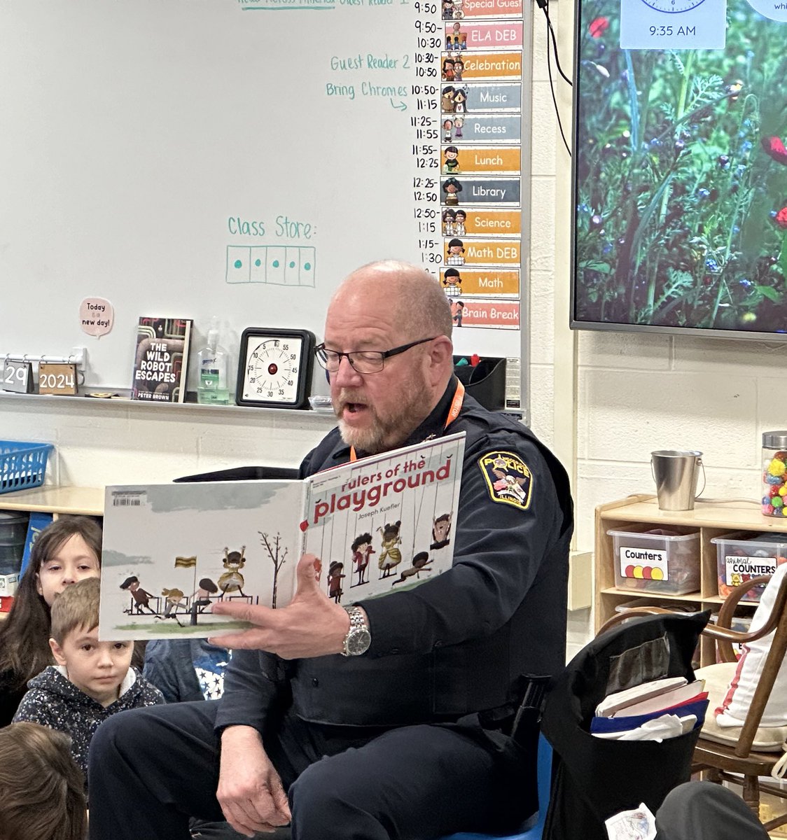 Thank you to <a href="/WoodridgePolice/">Woodridge PD</a> Interim Police Chief Tom Stefanson for reading to our <a href="/WmFMurphy68/">WilliamFMurphySchool</a> Second Grade Class today! <a href="/Woodridge68/">Woodridge Dist 68</a>