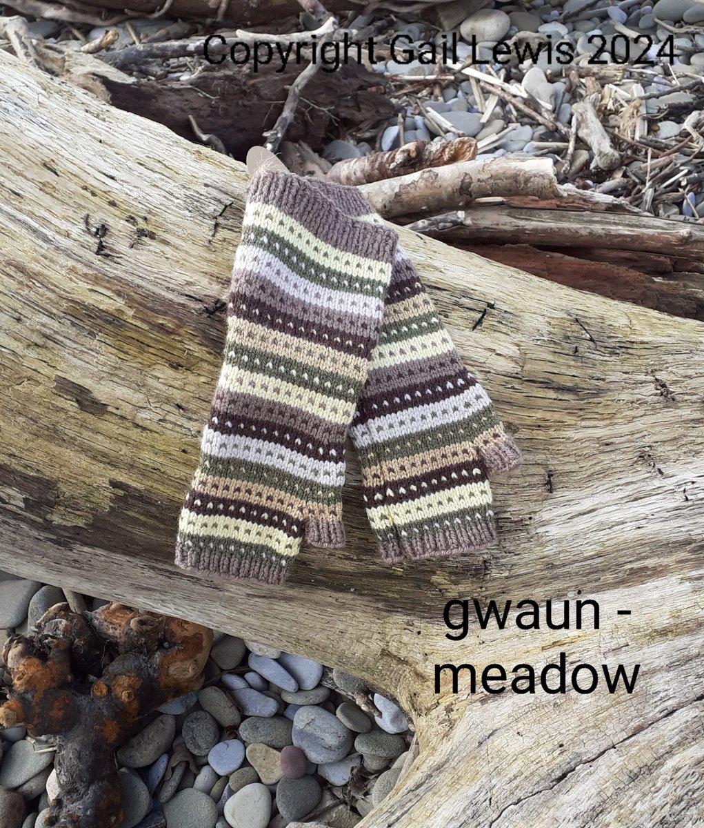 Good Evening #womaninbizhour Looks like March will be coming in like a lion tomorrow - you'll be needing gloves for a while yet. What about these hand knitted beauties from liliwenfachknits.co.uk ? #Ad #MHHSBD