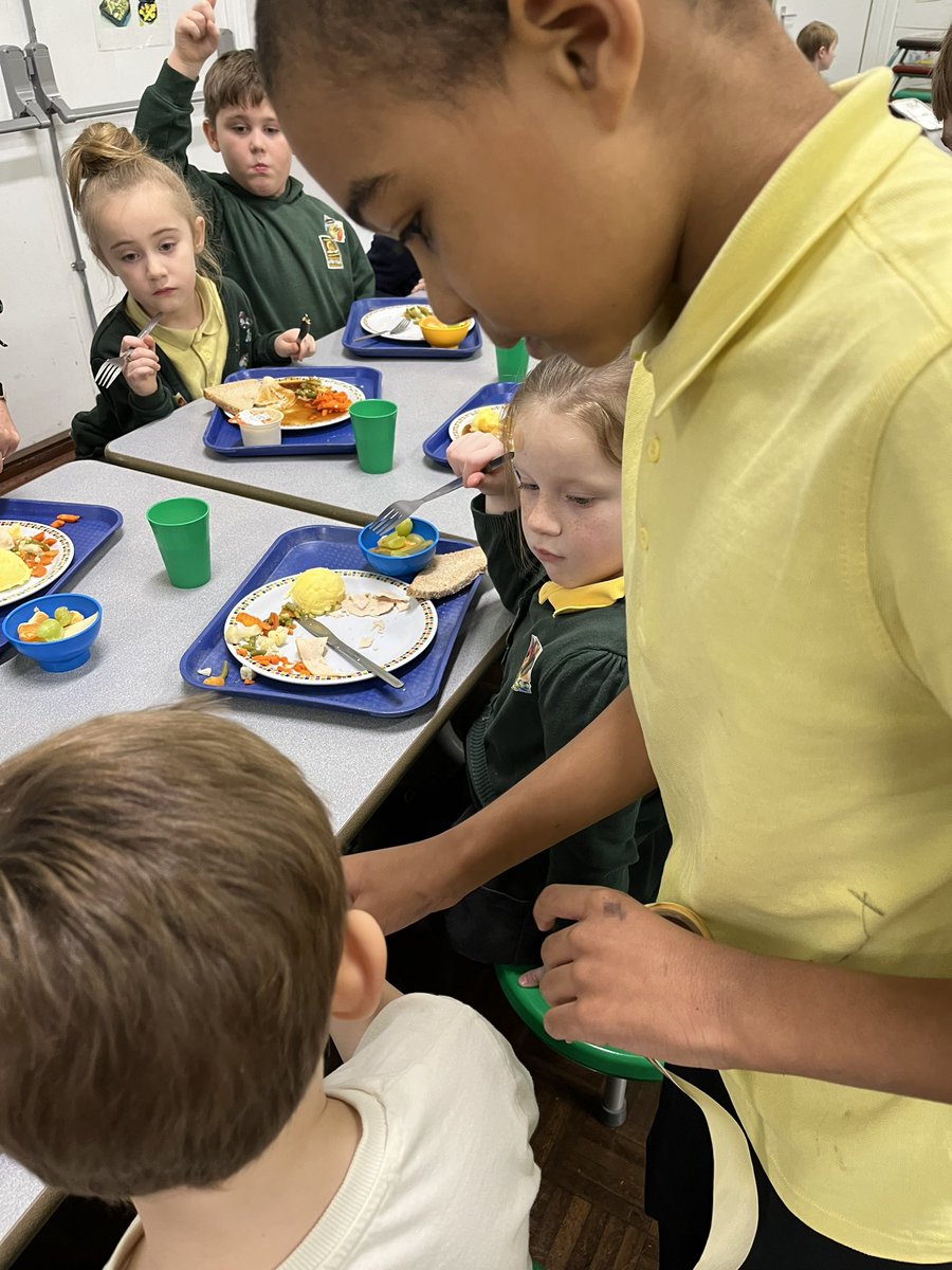 Diolch yn fawr to our fantastic Green Team encouraging us to eat our Veggies! They are giving out their special stickers to children who are loving their vegetables 🫑🥦🫛🥬🥕🥒🌶️🌽@healthyschools_ @CSCJES @thebodycoach