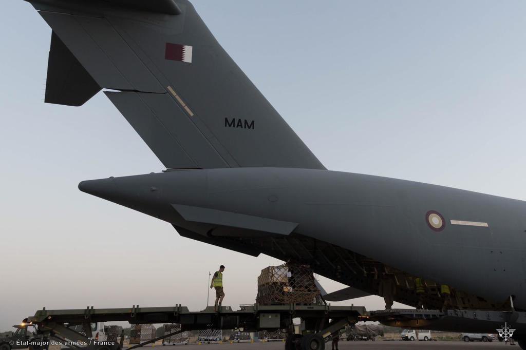 CEMA_FR's tweet image. Honneurs militaires au général 🇶🇦 Salem Bin Hamad Al-Nabit.
Heureux de lui remettre les insignes de commandeur de la Légion d’Honneur, symbole fort de la qualité de nos relations 🤝.
Excellente coopération militaire bilatérale et efforts communs pour la stabilité et la sécurité.