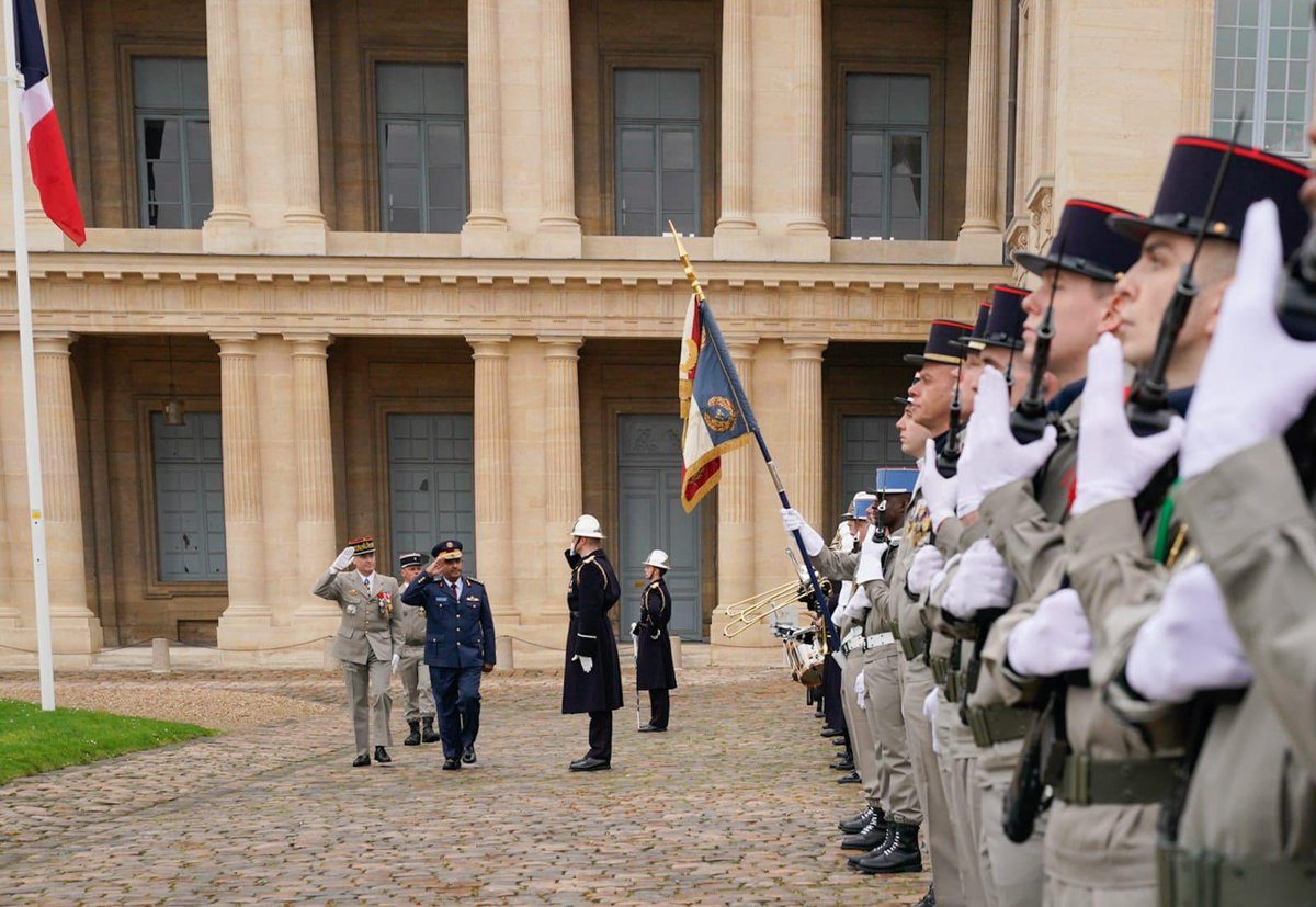 CEMA_FR's tweet image. Honneurs militaires au général 🇶🇦 Salem Bin Hamad Al-Nabit.
Heureux de lui remettre les insignes de commandeur de la Légion d’Honneur, symbole fort de la qualité de nos relations 🤝.
Excellente coopération militaire bilatérale et efforts communs pour la stabilité et la sécurité.