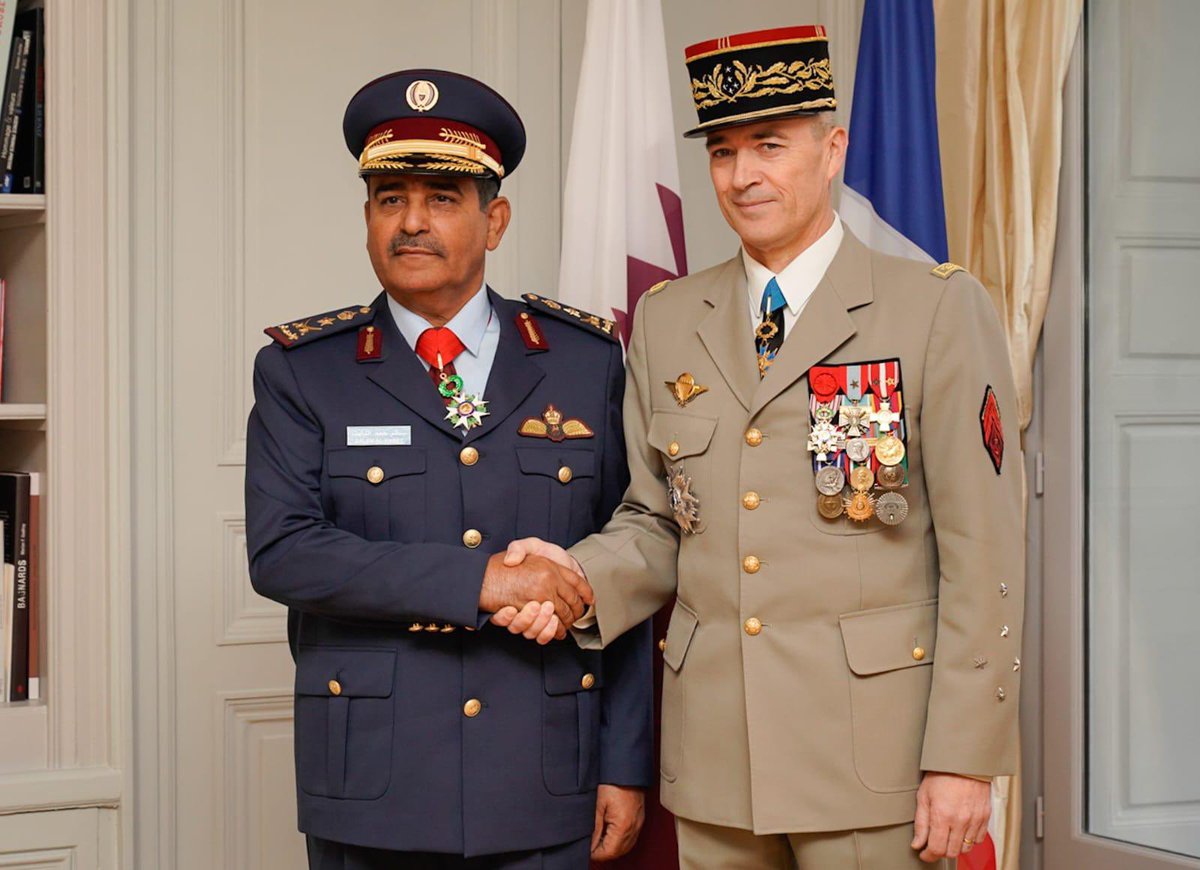 CEMA_FR's tweet image. Honneurs militaires au général 🇶🇦 Salem Bin Hamad Al-Nabit.
Heureux de lui remettre les insignes de commandeur de la Légion d’Honneur, symbole fort de la qualité de nos relations 🤝.
Excellente coopération militaire bilatérale et efforts communs pour la stabilité et la sécurité.