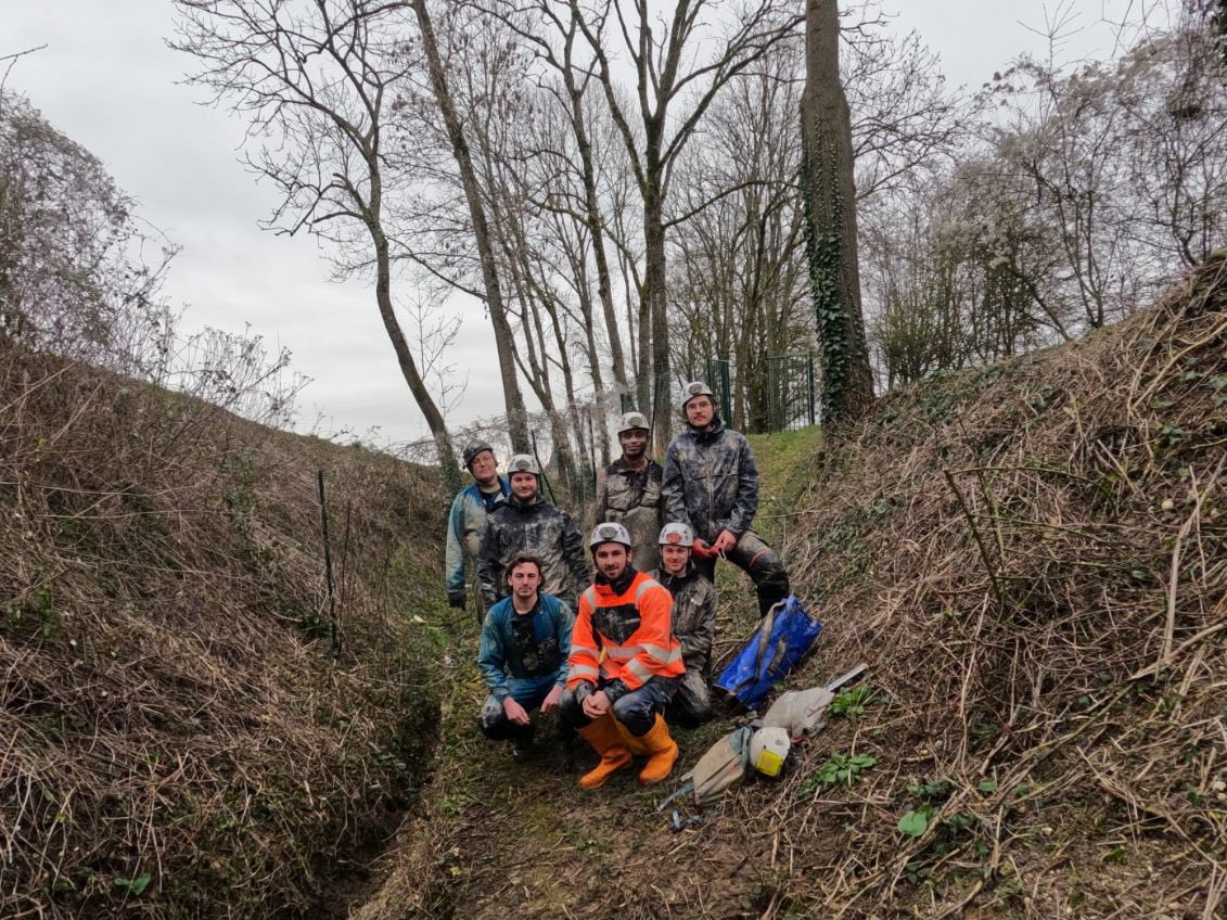 Lejeuneolivie14's tweet photo. Sortie karstologie avec les stagiaires M1 #Georis. en Montagne de Reims. Prélèvements physico-chimiques dans le cadre d’un captage AEP pour déterminer l’influence du karst sur la nappe de la craie. @ComGegenaa @universitereims @MaisonSHS_URCA https://t.co/MI9vY8L8H9