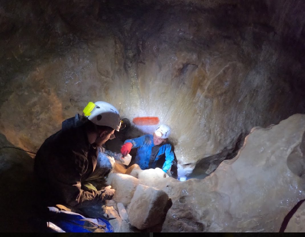Lejeuneolivie14's tweet photo. Sortie karstologie avec les stagiaires M1 #Georis. en Montagne de Reims. Prélèvements physico-chimiques dans le cadre d’un captage AEP pour déterminer l’influence du karst sur la nappe de la craie. @ComGegenaa @universitereims @MaisonSHS_URCA https://t.co/MI9vY8L8H9