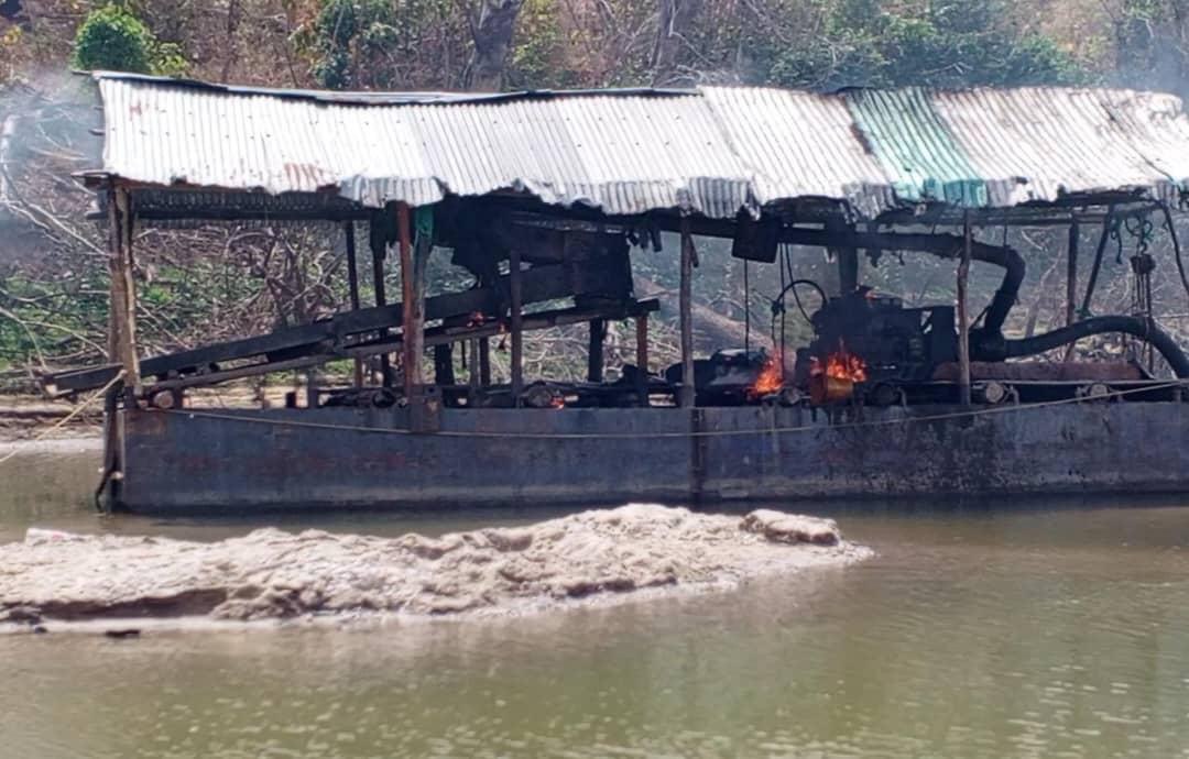 AmazonasBa36499's tweet photo. #ATENCION En los márgenes del Río Aro del Estado Bolívar, en el sector El Encanto, se destruyó un campamento de minería ilegal con maquinaria y 7 Balsas fluviales, 7 Tames y un Misil. Esta acción ecocida está penada por la ley del ambiente. #FANB activa
#venezuelaconservacionista https://t.co/tAhfuyKzU0