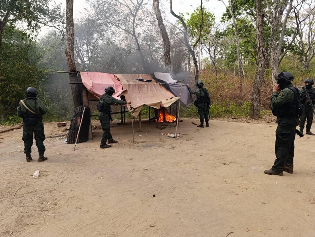 AmazonasBa36499's tweet photo. #ATENCION Venezuela es un Estado democrático de derecho y de justicia donde se protegen los derechos ambientales. El marco legal establece la actividad minera ilegal como un delito. Destruido completamente el campamento del Río Aro en el Estado Bolívar
#venezuelaconservacionista https://t.co/EXKLqnaeLS