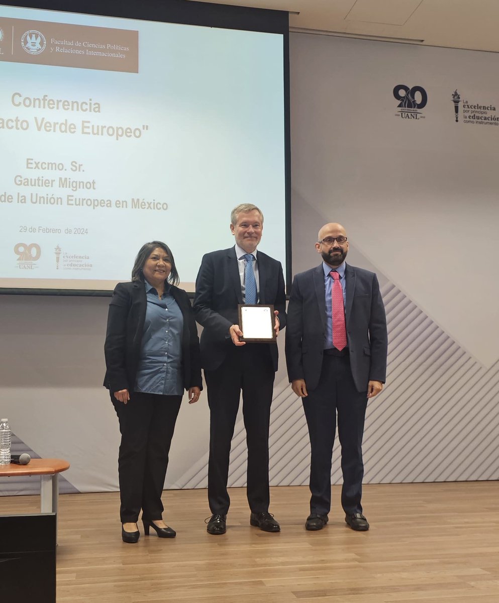 UEenMexico's tweet photo. 📸 En el marco de una misión al estado de Nuevo León, el Embajador @GautierMignot2 visitó la @uanl donde dio una charla a estudiantes de la #FCPyRI sobre el Pacto Verde Europeo #EUGreenDeal 🇪🇺🌱
¡Muchas gracias por su cálido recibimiento e interés! https://t.co/XFg9gW2fST